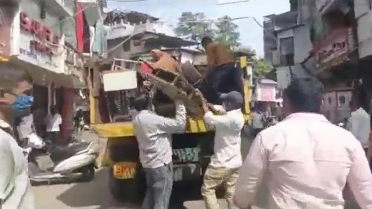 उल्हासनगरमध्ये फुटपाथवर महापालिकेची धडक कारवाई