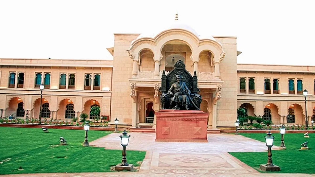 ऐन थंडीत, महाराष्ट्र सदनात...गार पाण्याच्या अंघोळीची 'पर्वणी' !