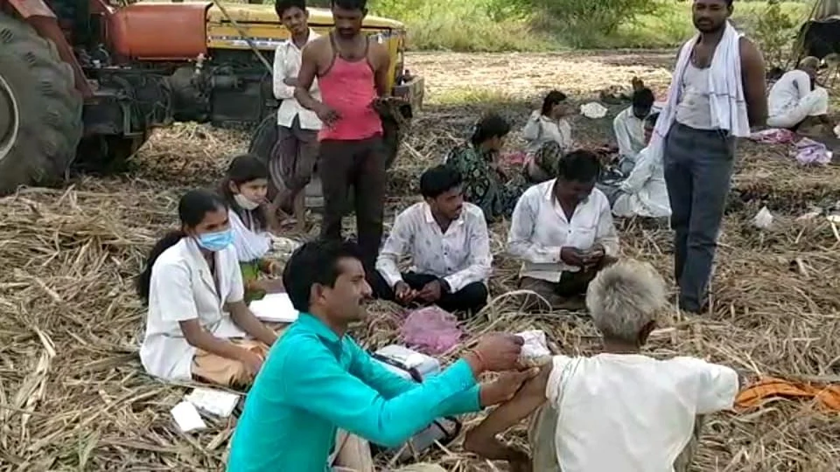 बीडच्या गोळेगावात उसाच्या फडात जाऊन मजुरांचं कोरोना लसीकरण