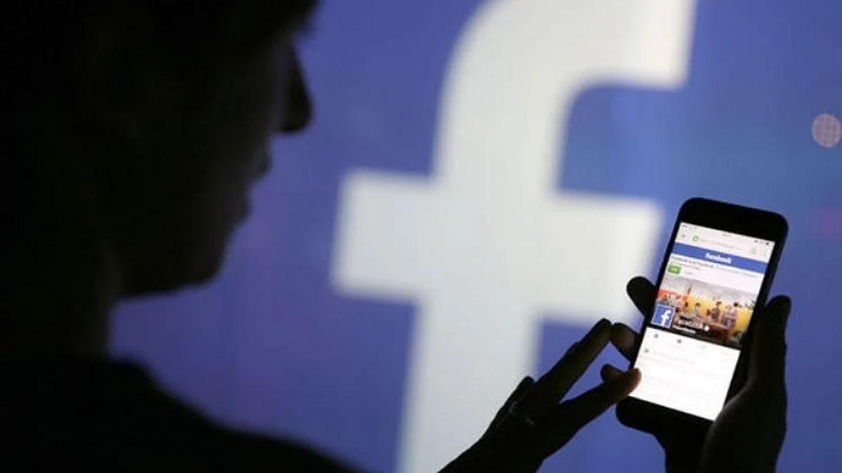 धक्कादायक : बहिणीची बदनामी झाली म्हणून, FB Live करत, आईवडिलांसह भावाची आत्महत्या