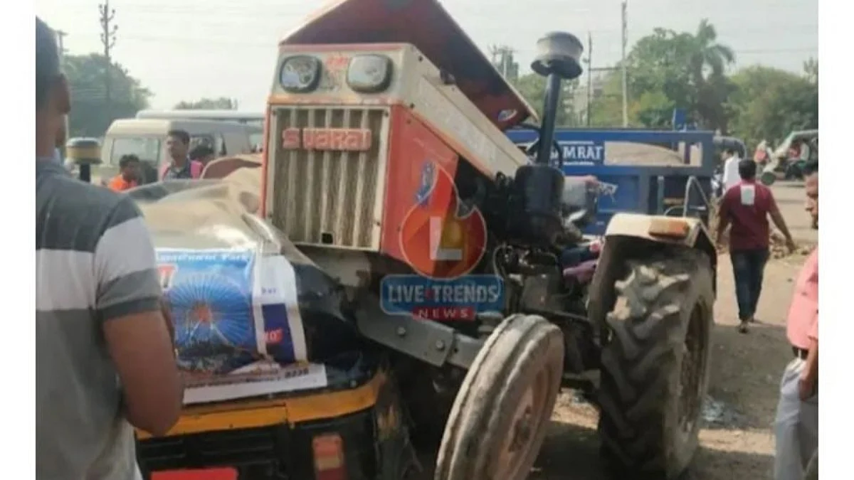 थरार..वाळूने भरलेला ट्रॅक्टर चढला रिक्षावर; महसूलच्या कर्मचारींकडून सुरू होता पाठलाग