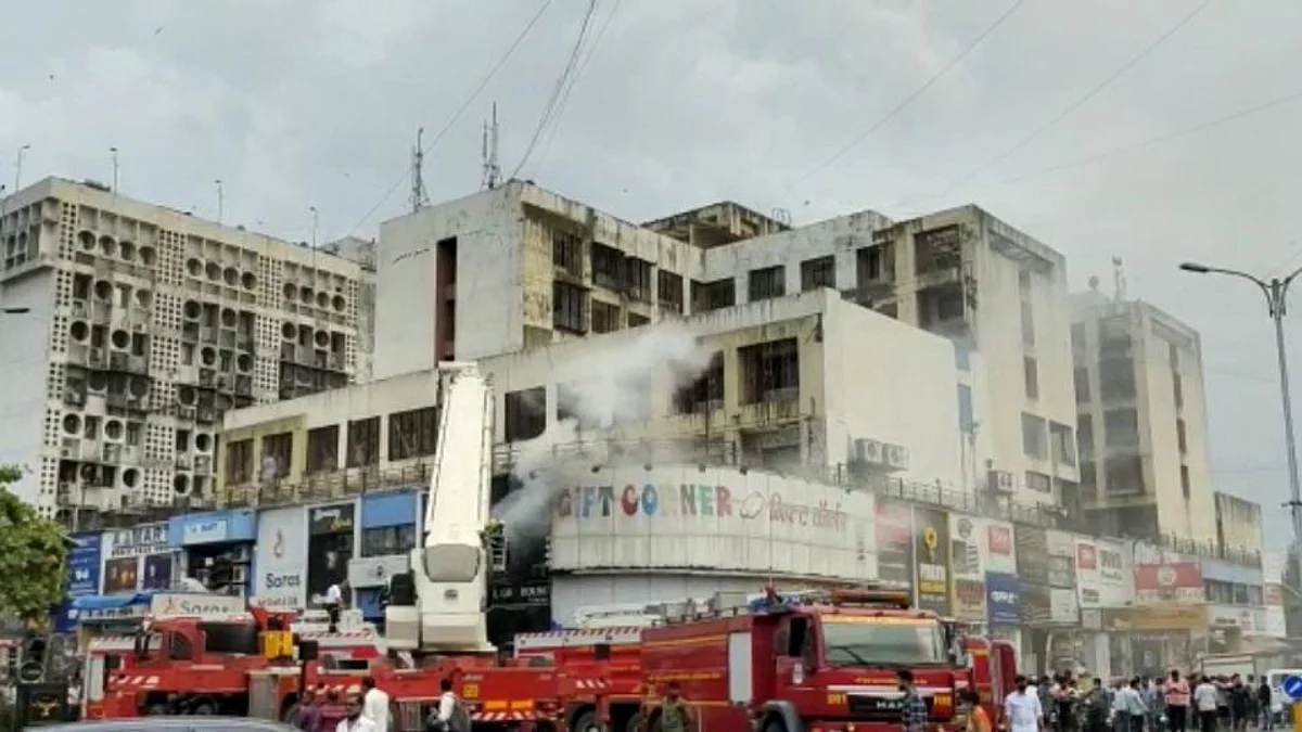 APMC Market समोरील गिफ्ट कॉर्नरच्या पहिल्या मजल्यावर लागली आग