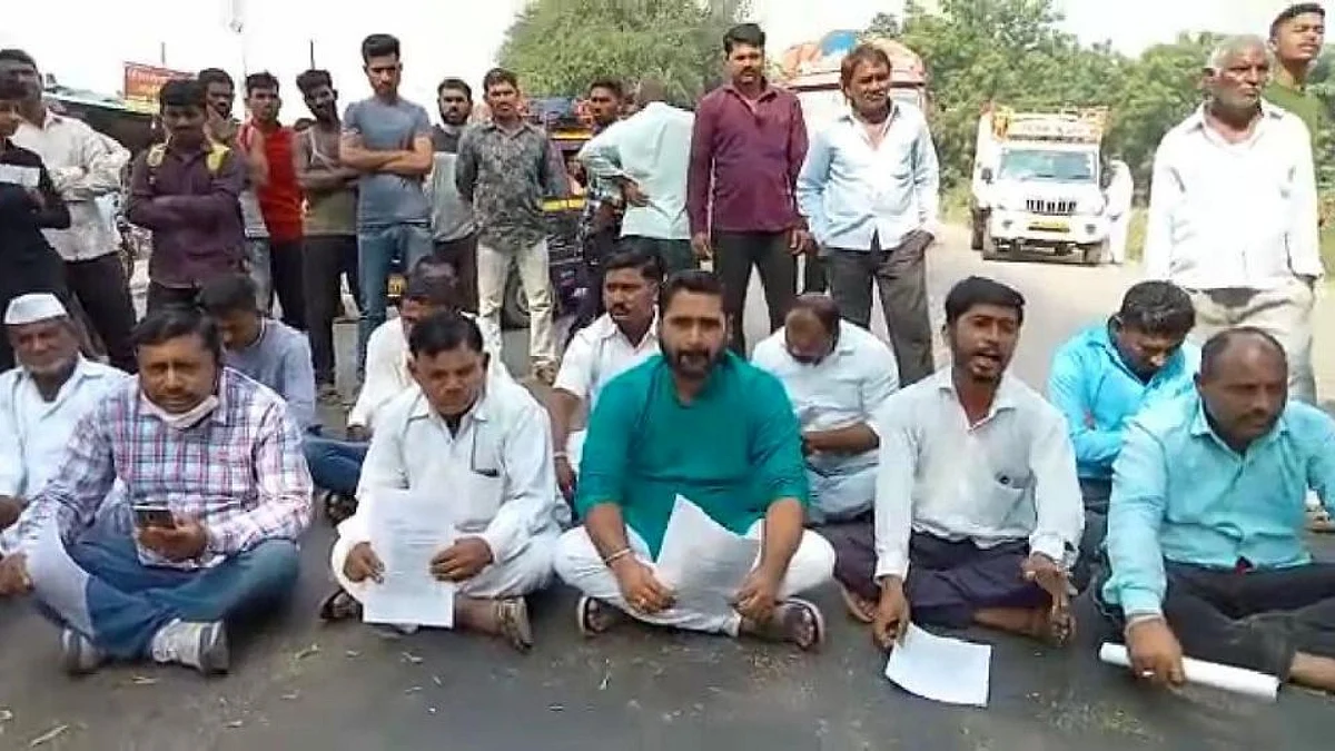 सरपंचाचा भ्रष्ट्राचार; ग्रामस्थांनी केला रास्तारोको
