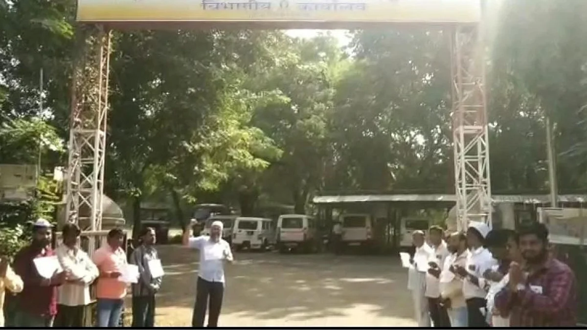 एसटी कर्मचाऱ्यांना कामावर रुजू होण्याच्या नोटीस; हातात फलक घेवून आंदोलन