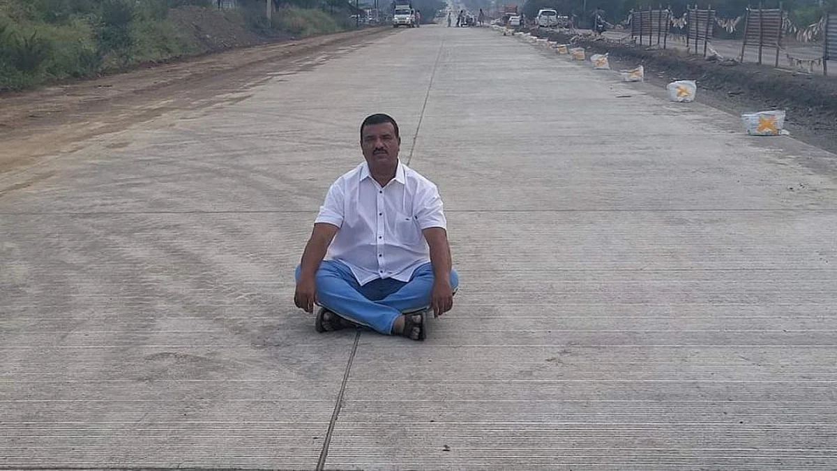 औसा लातूर महामार्गावरील एका बाजूचा रस्ता वाहतुकीसाठी मोकळा करा - डॉ. अफसर शेख