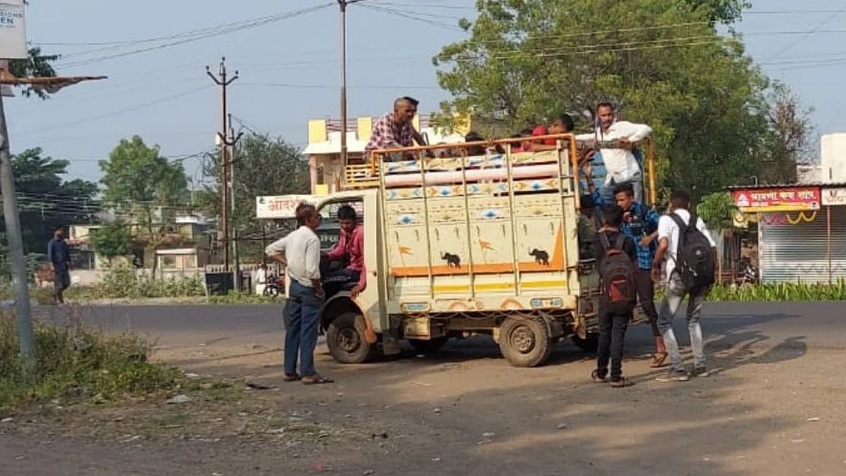 एसटी बंदमुळे विद्यार्थ्यांचे हाल; खाजगी वाहनातून जीवघेणा प्रवास