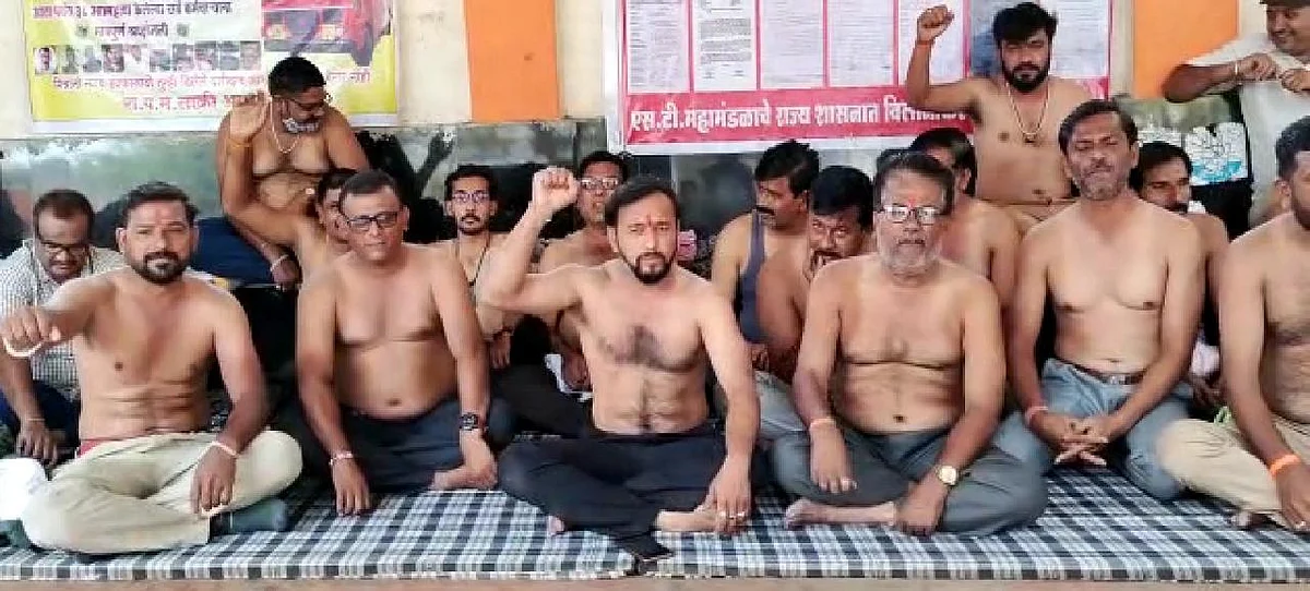 अर्धनग्न आंदोलन करत एसटी कर्मचाऱ्यांकडून शासनाचा निषेध