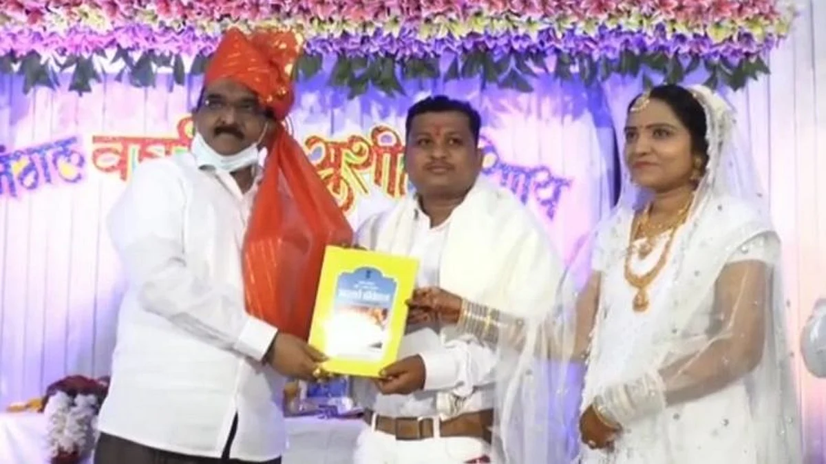 लातूर: संविधानाची शपथ घेत शिक्षक दाम्पत्याचा विवाह संपन्न...