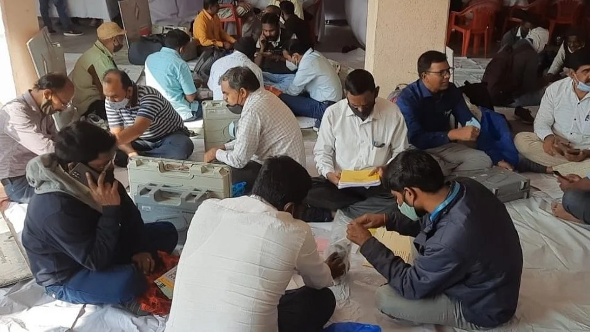 देहूत उद्या ३५ केंद्रावर मतदान; पाेलिस बंदाेबस्तात EVM रवाना