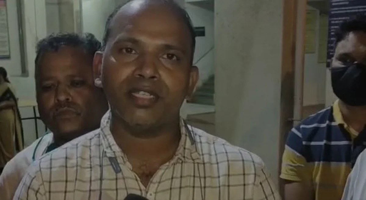 कार्यालयात थुंकण्यास विरोध केल्याने RTO कर्मचाऱ्याला बेदम मारहाण