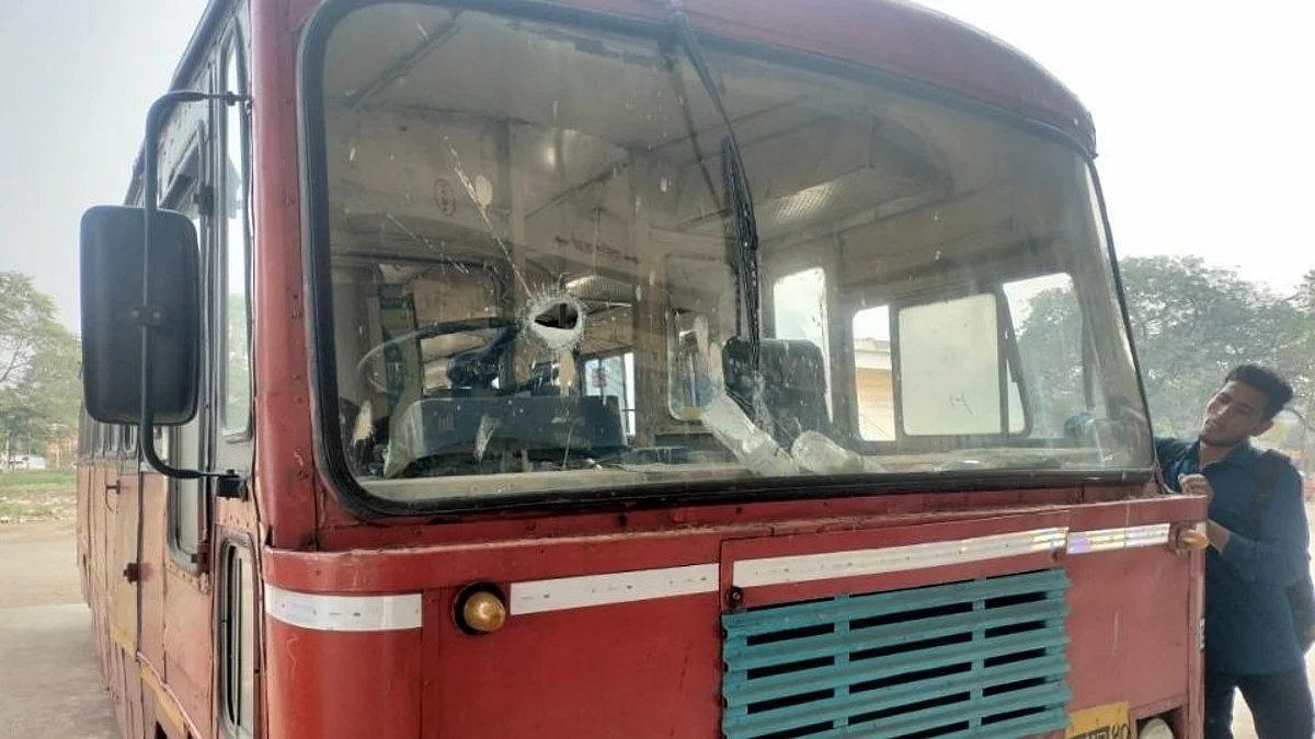 मोटारसायकलवरून येत बसवर केली दगडफेक; चालक किरकोळ जखमी