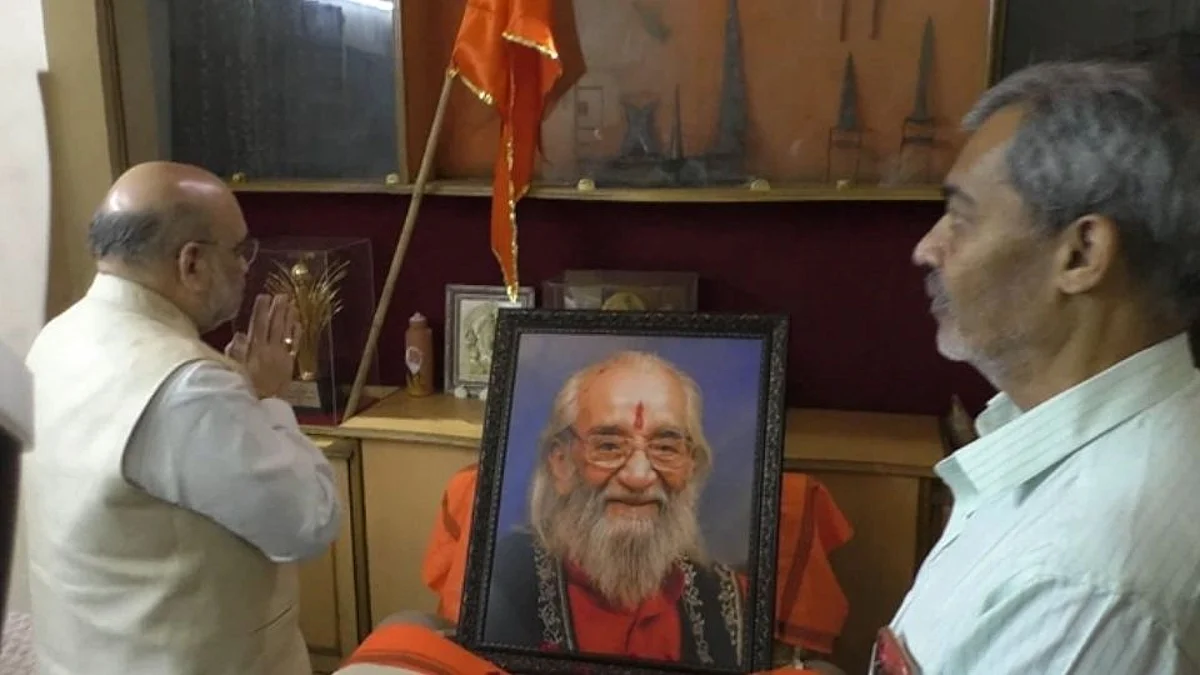 अमित शाहांची दिवंगत शिवशाहीर बाबासाहेब पुरंदरे यांच्या घरी सांत्वनपर भेट