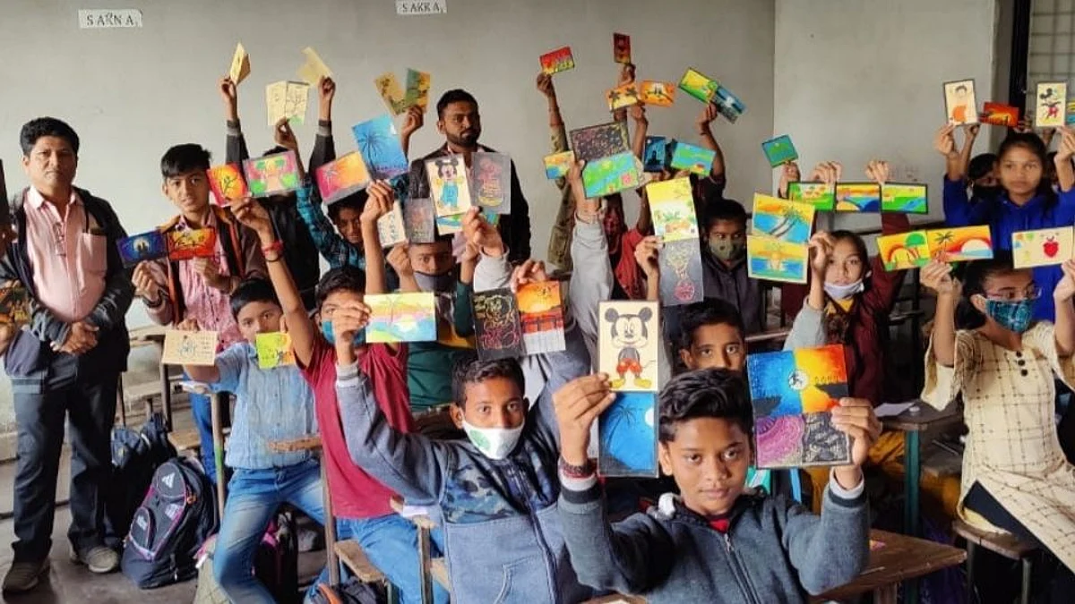 लुप्त होणाऱ्या पोस्ट कार्डवर विद्यार्थ्यांनी काढले नववर्षाच्या शुभेच्छा चित्र