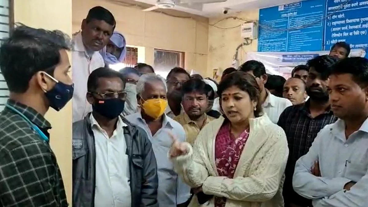bjp mla shweta mahale slams bank of maharashtra employee in chandol