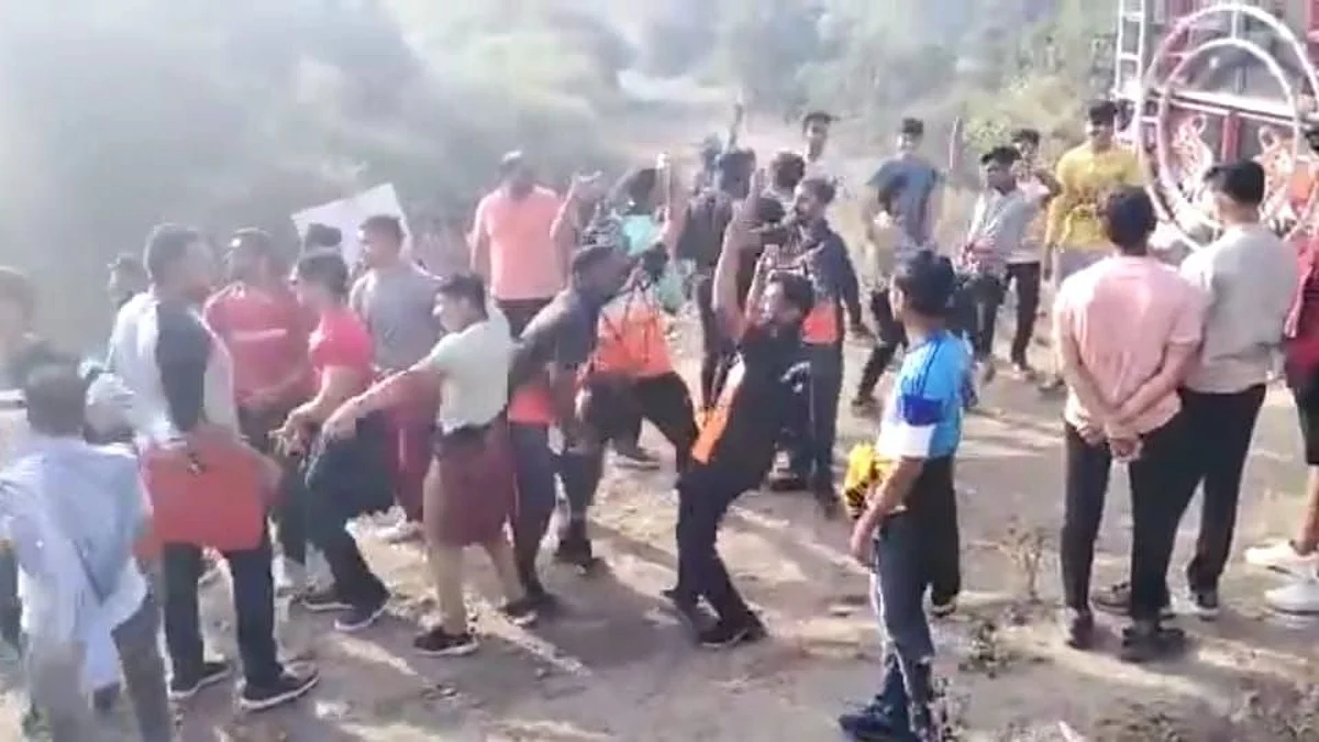 Beed: महावितरणच्या कर्मचाऱ्यांचा चक्क डीजेच्या तालावर धांगडधिंगा; कोरोना नियमाना हरताळ