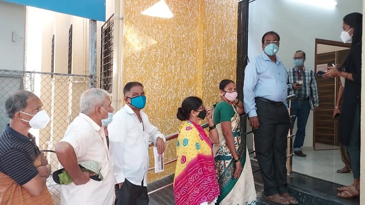 Raigad: बूस्टर डोससाठी जेष्ठ नागरिक बसले तीन तास ताटकळत; प्रशासनाचा सावळा गोंधळ
