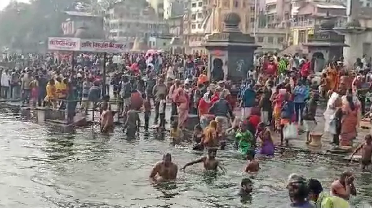 Nashik Corona Update: रामकुंडावर कोरोना नियमांची सर्रास पायमल्ली, भाविक बिनधास्तपणे विनामास्क