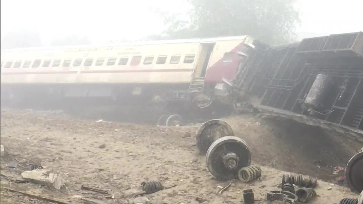 Train Accident: गुवाहटी बिकानेर एक्स्प्रेसचे 12 डबे घसरले, 9 जणांचा मृत्यू