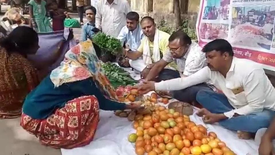 चक्क आठवडी बाजाराच्या परवानगीसाठी, जिल्हाधिकारी कार्यालयासमोर भरवला बाजार