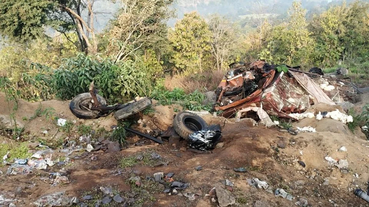 नंदुरबारच्या चरणमाळ घाटात कोंबड्यांनी भरलेला टेम्पो पलटी!