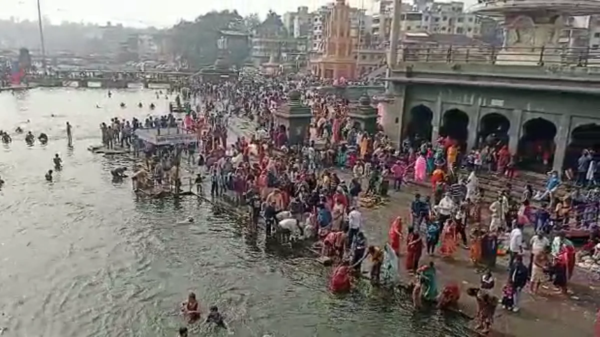 Nashik Corona Restrictions: नाशकात एकीकडे जमावबंदी, दुसरीकडे रामकुंडावर भाविकांची गर्दी