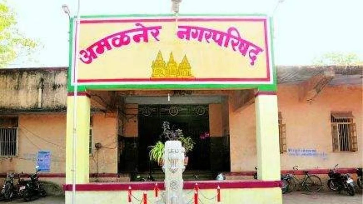 Amalner Palika: नळजोडणी कापल्याचा राग; मुख्याधिकाऱ्यांच्या कक्षातच ओतले अंगावर पेट्रोल