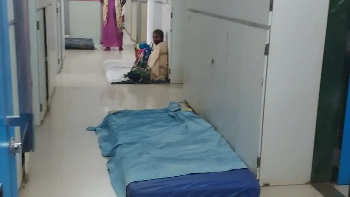 रायगड: गरोदर मातांसाठी जिल्हा रुग्णालयातील प्रसूती कक्ष अपुरे; जमिनीवर उपचार घेण्याची वेळ