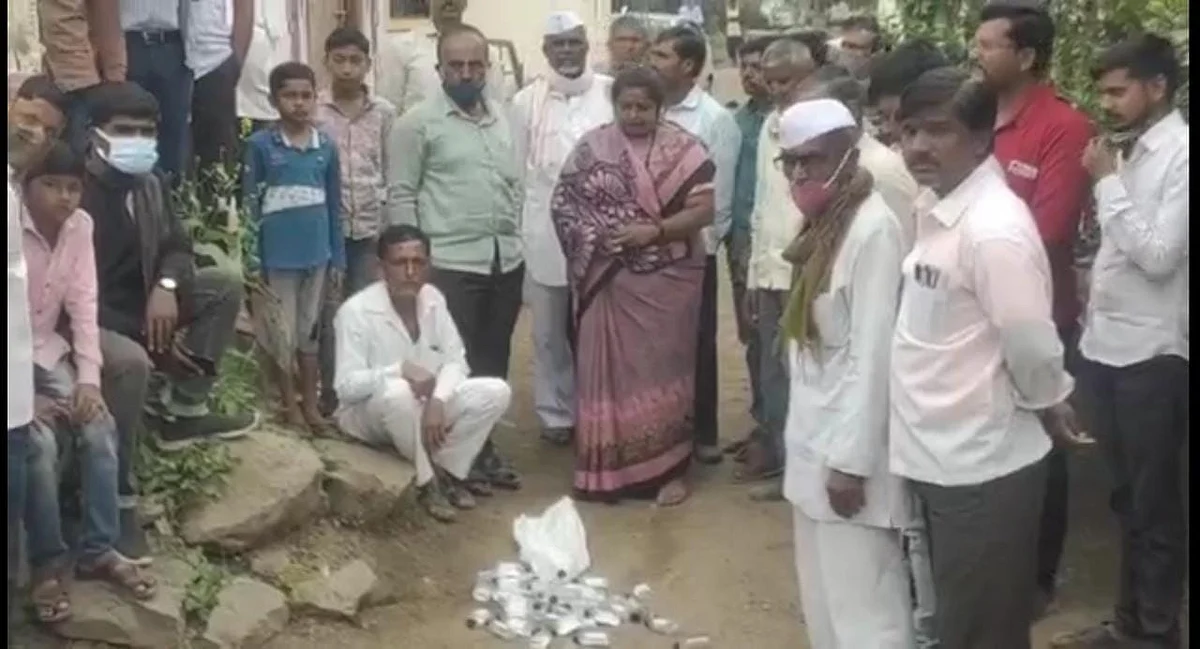 गावखेड्यात दारू विक्रेत्यांचा हैदोस; सारोळा गावात महिलांनी पकडली अवैध दारू