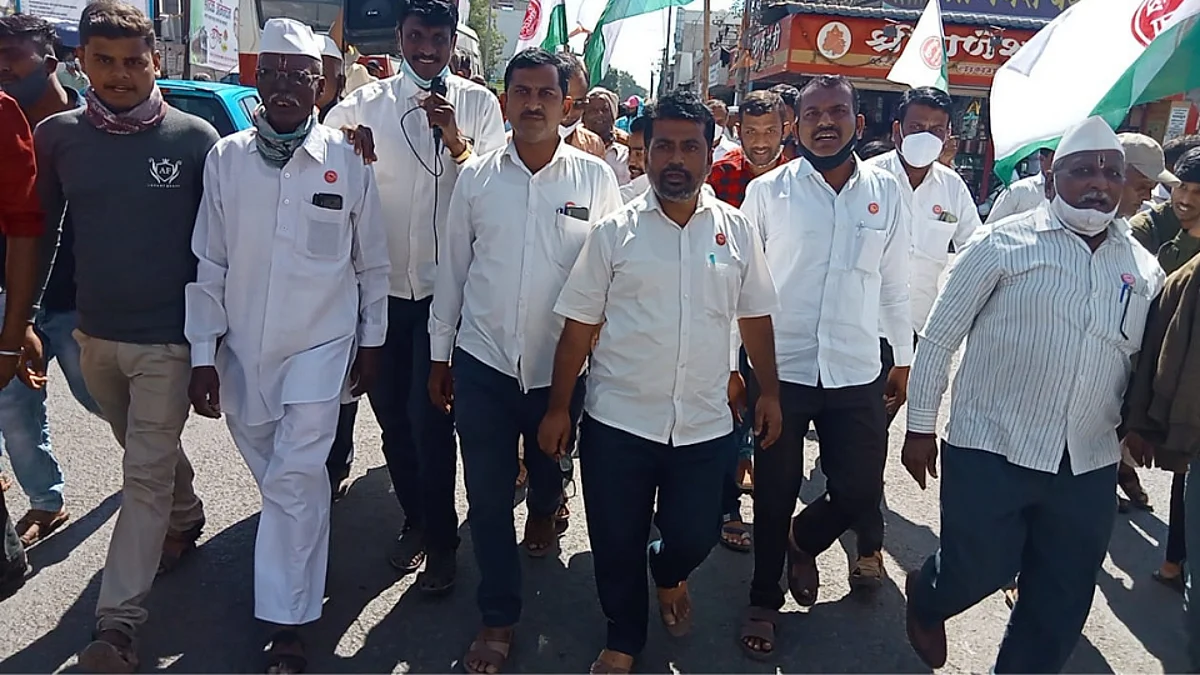 संजय काका पाटलांच्या बंगल्यावर स्वाभिमानी आणि शेतकऱ्यांचा मोर्चा, पोलीस-आंदोलकांमध्ये झटापट