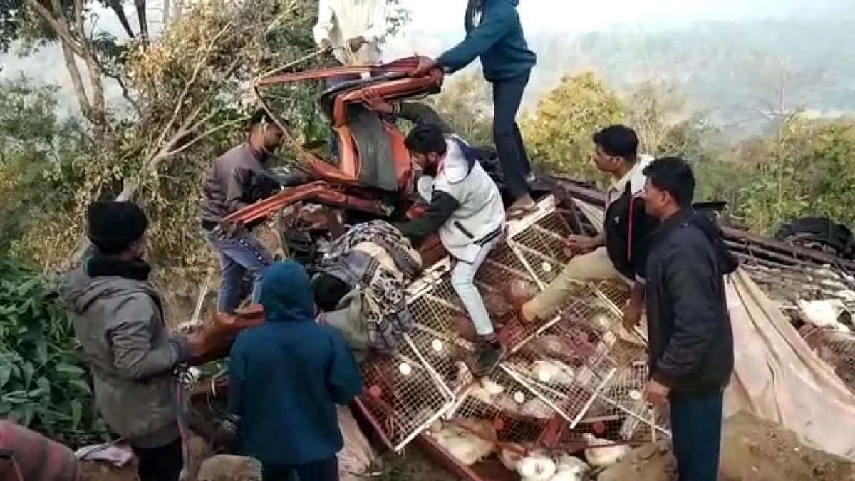 Accident: घाटात कठडा तोडत टेम्पो पलटी