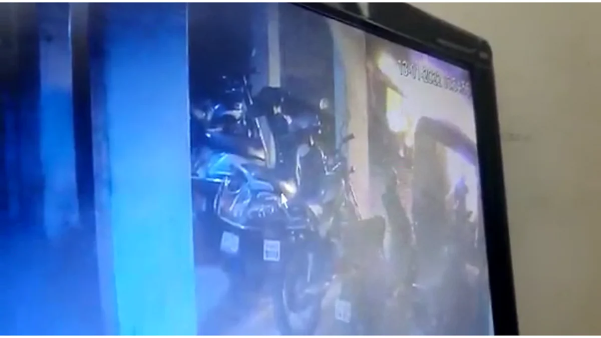 Pune Vehicles Burnt: पुण्यात अज्ञाताने पार्किंगमधील गाड्या पेटवल्या, 15 वाहनं जळून खाक