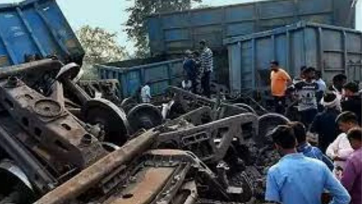 कोळसा वाहून नेणाऱ्या मालगाडीचा भीषण अपघात; १३ डबे एकमेकांवर आदळले
