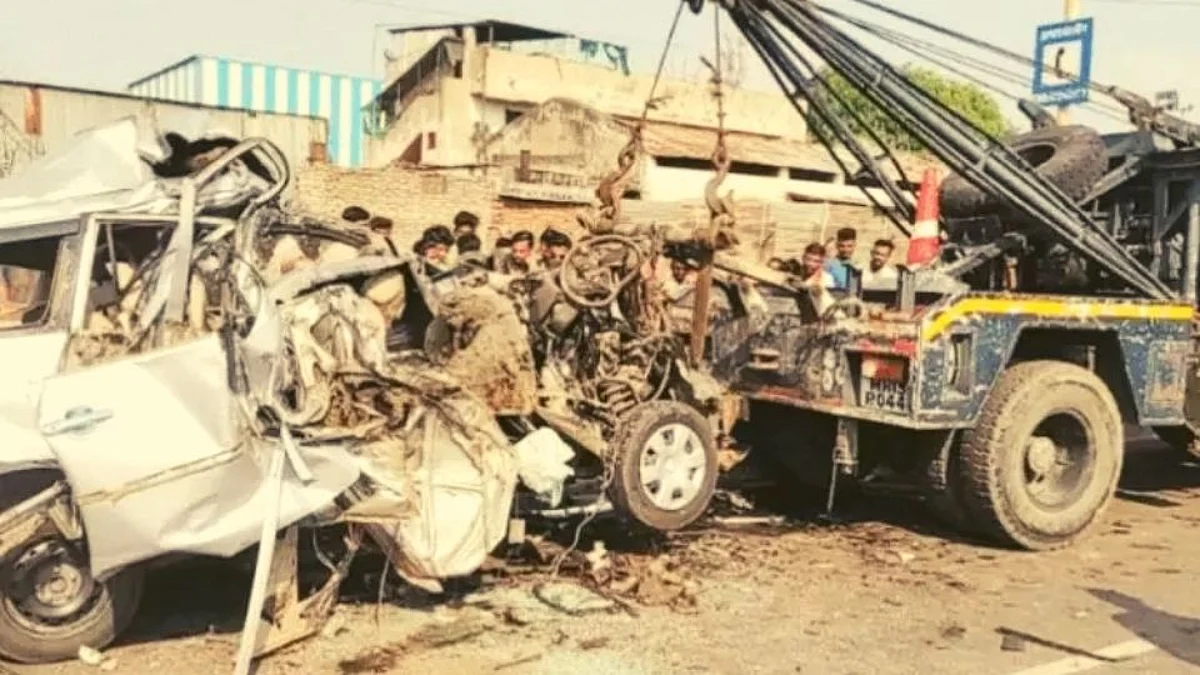 भाविकांवर काळाचा घाला; सोलापुरात ट्रकवर कार आदळून 5 ठार