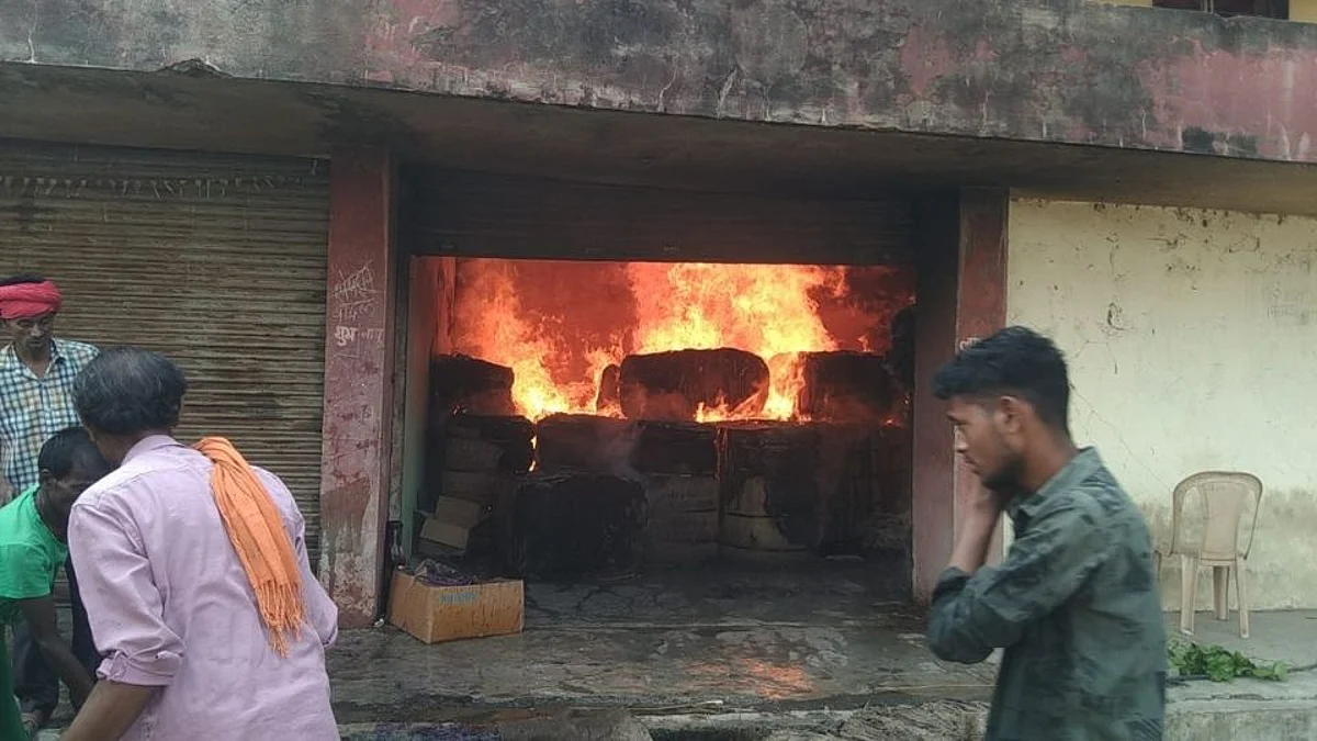 समुद्रपुर बाजार समितीच्या गोडाऊनला आग; लाखोंचा बारदाना जळून खाक!