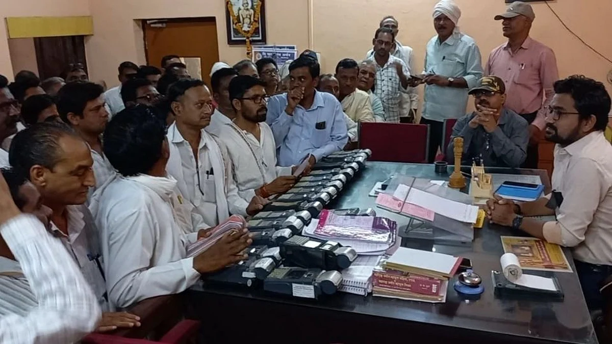 Buldhana: सरकारी स्वस्त धान्य दुकानदार "ई-पॉस" मशीन केले तहसीलमध्ये जमा