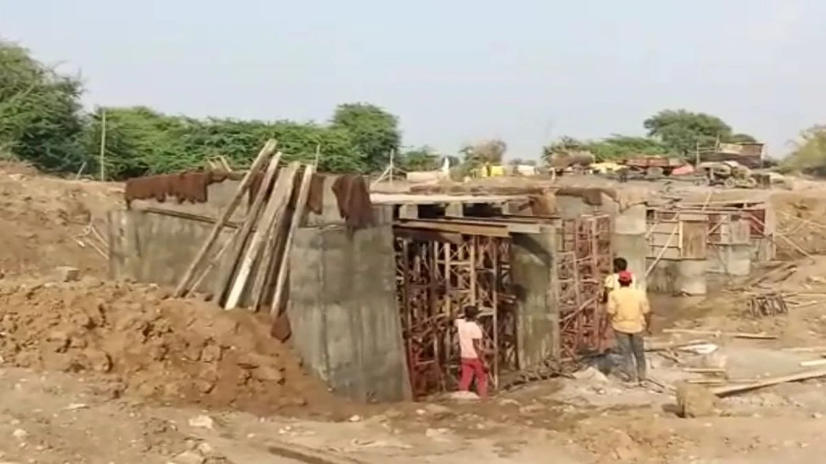 रस्त्याच्या कामासाठी भाजप-सेनेच्या आमदारांची शिफारस; गुन्हा पालकमंत्र्यावर