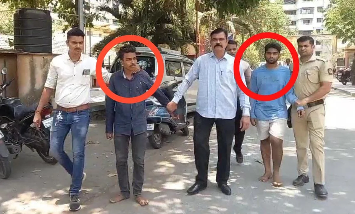 एक बाहेर पहारा देत होता, दुसरा कटरने ATM मशीन कापत होता, इतक्यात...