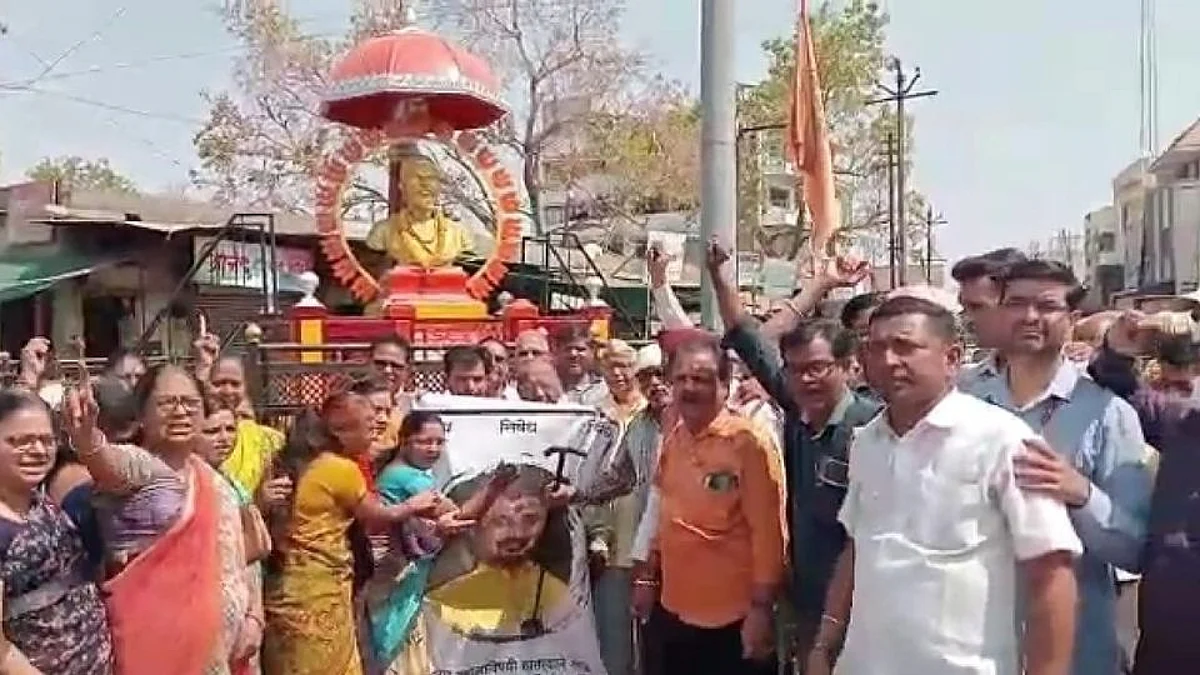 मिटकरींच्या पुतळ्याला चप्पल मार आंदोलन; धरणगावात ब्राह्मण समाजाचे आंदोलन