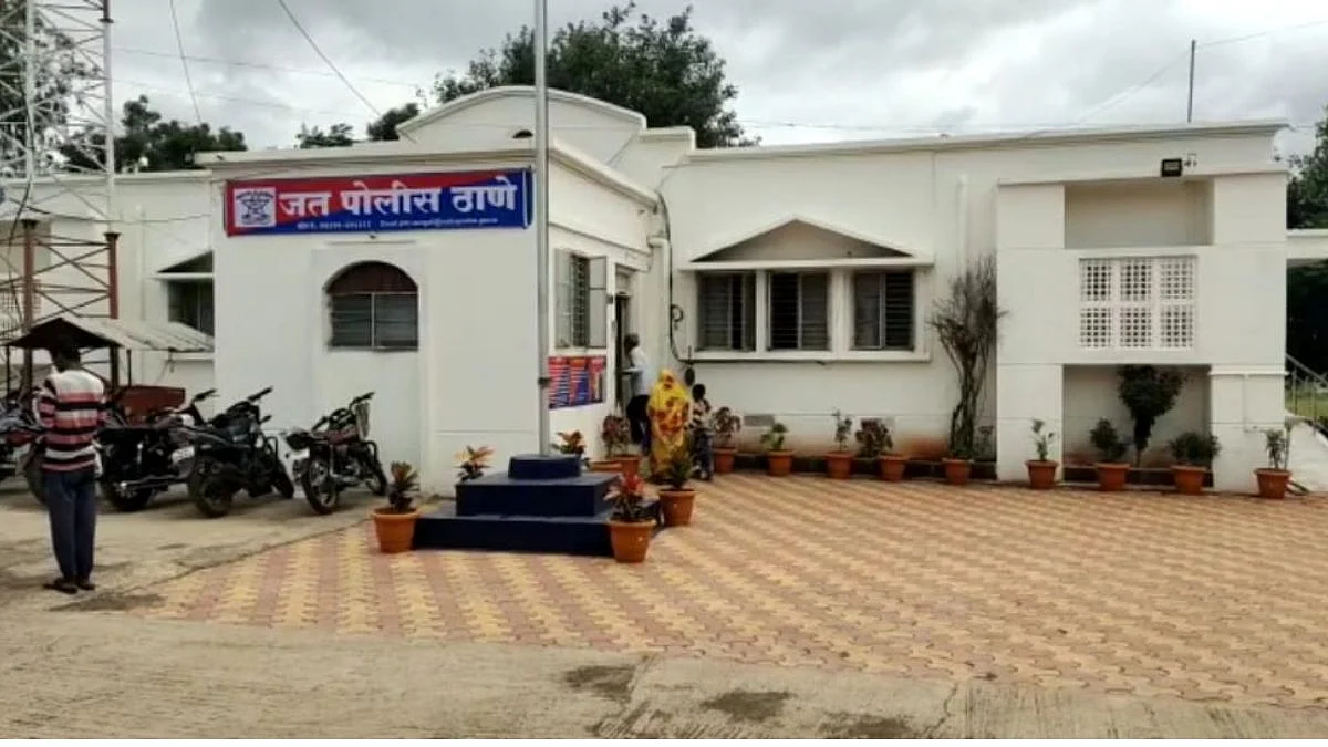 सावकारी करत माजवली दहशत; पोलिसांनी छापा टाकल्यानंतर हाती लागलं मोठं घबाड