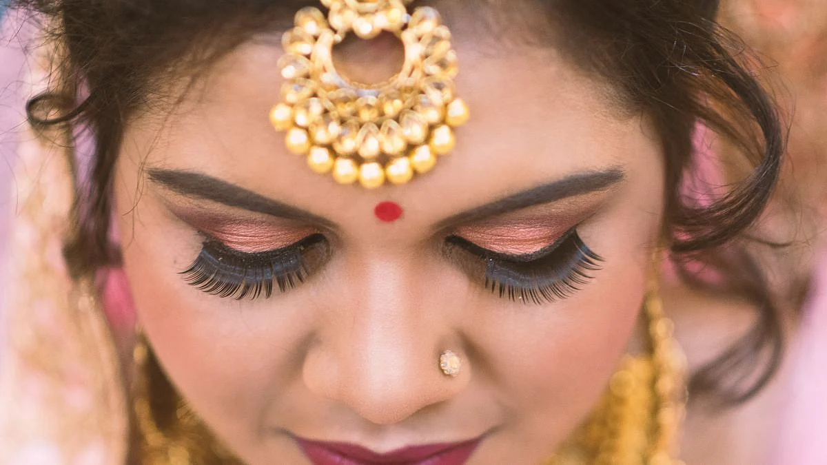 Eye Care : खोट्या आयलॅशेजमुळे बिघडू शकते डोळ्यांचे सौंदर्य !