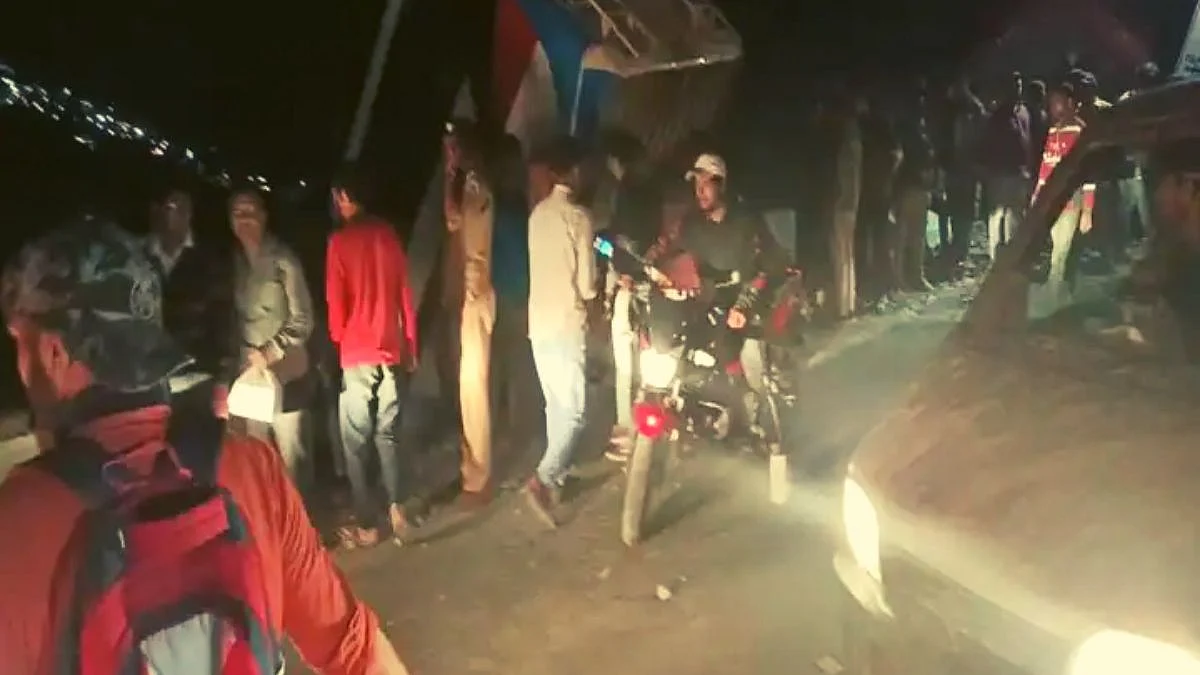 भीषण! विद्यार्थ्यांना घेऊन जाणारी बस भर रस्त्यात उलटली, ७ जखमी