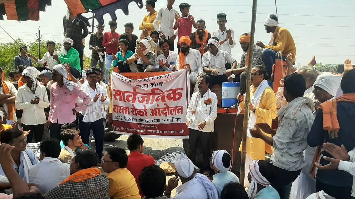 गावाकडील रस्त्याच्या दुरुस्तीसाठी गावकऱ्यांनी राष्ट्रीय महामार्गच रोखला