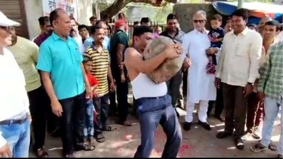 सालदारकी गडी निवडण्याची परंपरा; दगड गोटे उचलत तरुणांद्वारे प्रात्यक्षिके