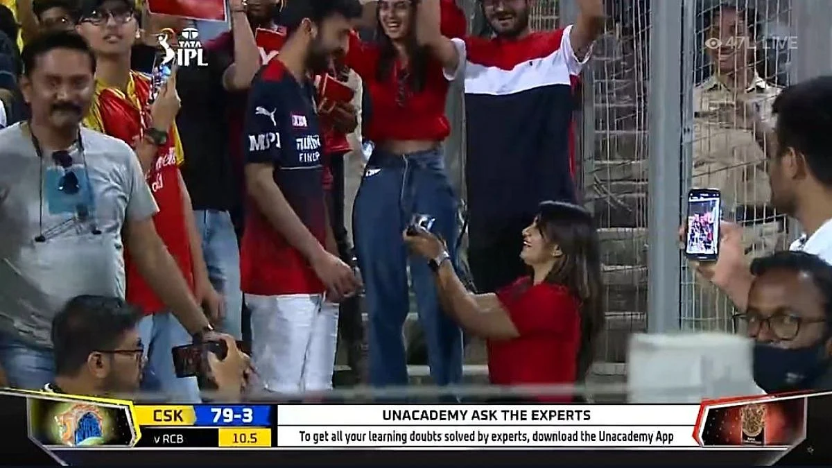 IPL 2022: मुलीने RCB फॅनला चालू सामन्यात केले प्रपोज; नेटकरी म्हणाले...
