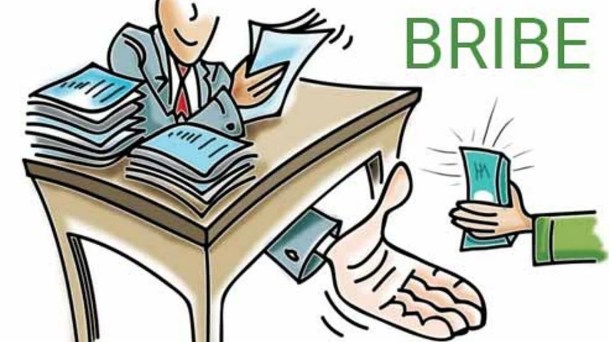 निवृत्तीच्या उंबरठ्यावरही लाचेचा मोह! RTI प्रवेशपत्रासाठी लाच घेताना क्लर्कला पकडले