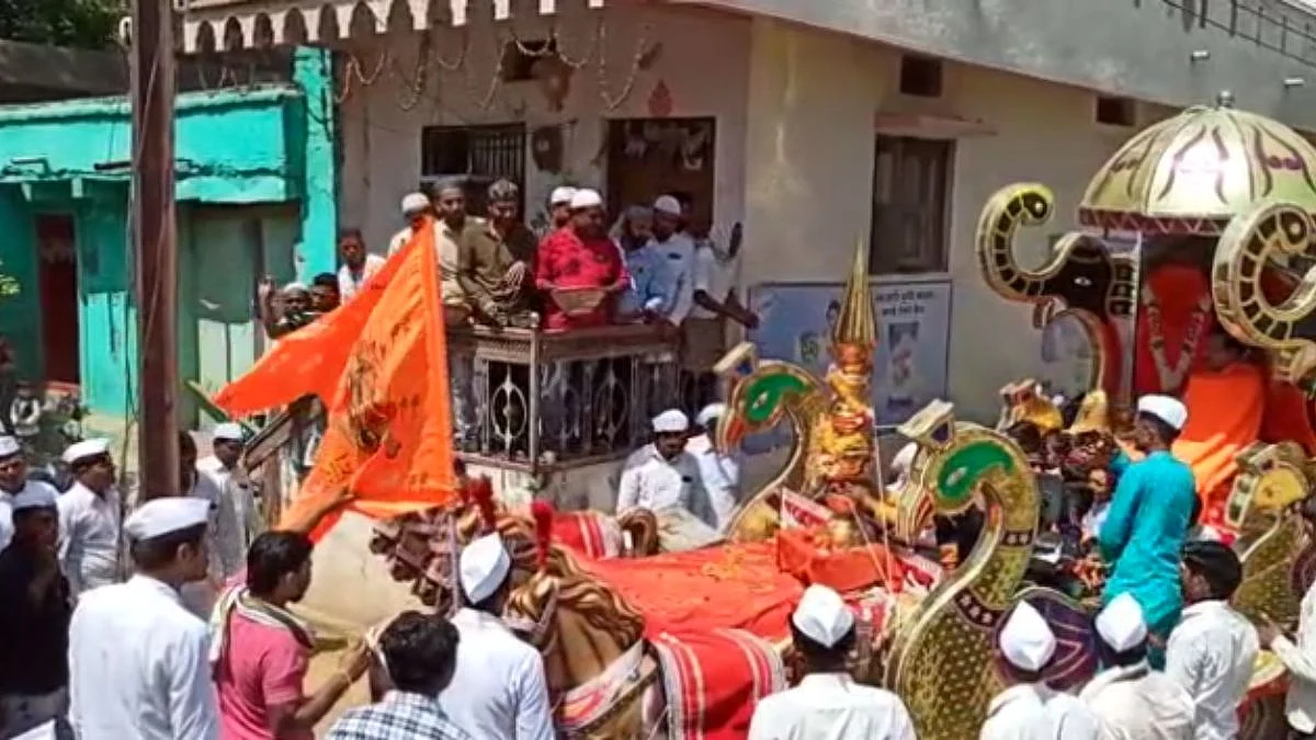 लाडसावंगीत धार्मिक एकतेचे दर्शन; मुस्लिम बांधवांनी मिरवणुकीवर केली पुष्पवृष्टी