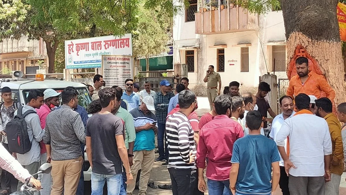 Nandurbar: निंबाच्या झाडात साकारलेल्या हनुमान मंदिराजवळ चालीसा पठन