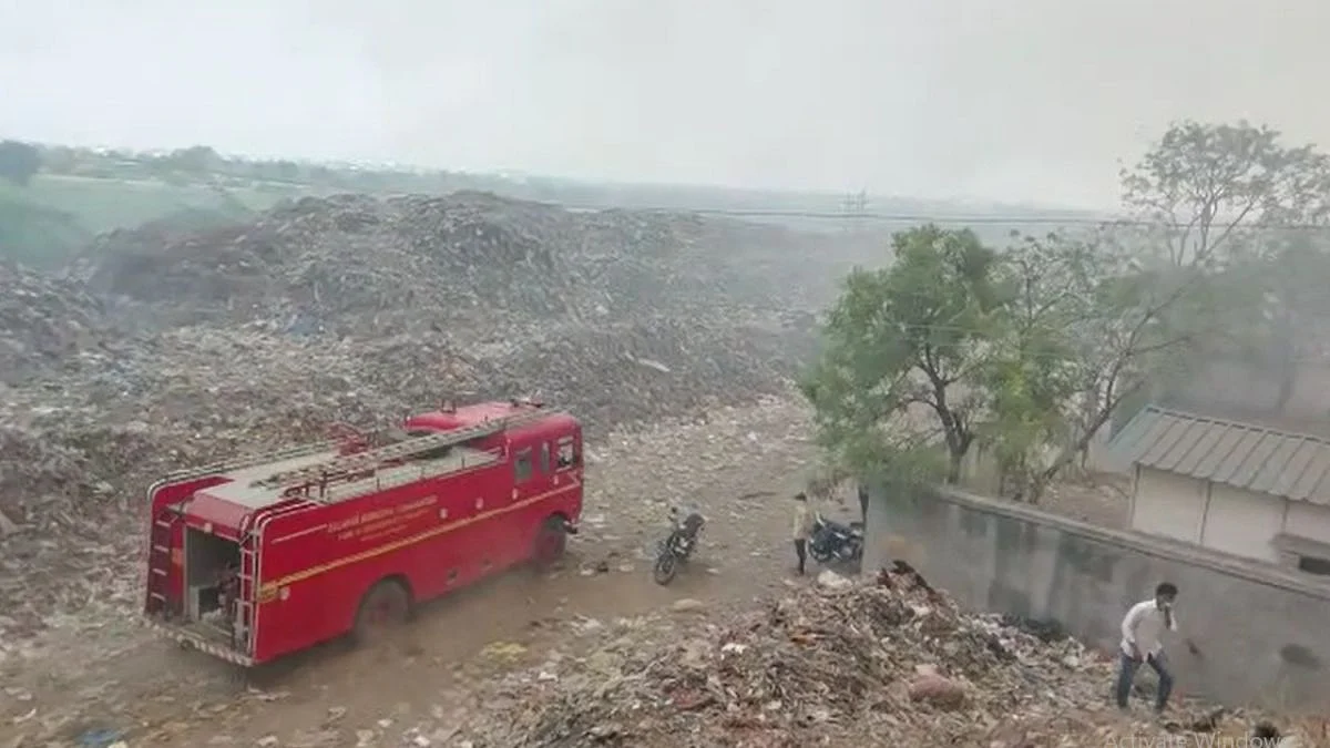 सोलापुरातील कचरा डेपोला भीषण आग; परिसरात धुराचे लोट