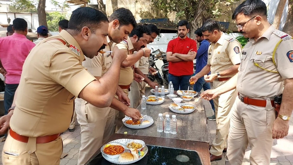 डोंबिवली मधील मानपाडा पोलिसांनी घेतला तर्रीदार मिसळीचा आस्वाद
