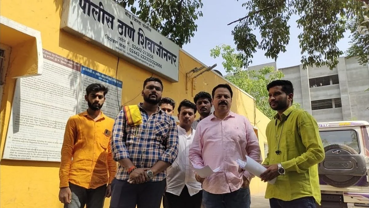 शरद पवारांना दिलेल्या धमकीवरुन समता परिषद आक्रमक, पोलीस स्टेशनमध्येच ठिय्या